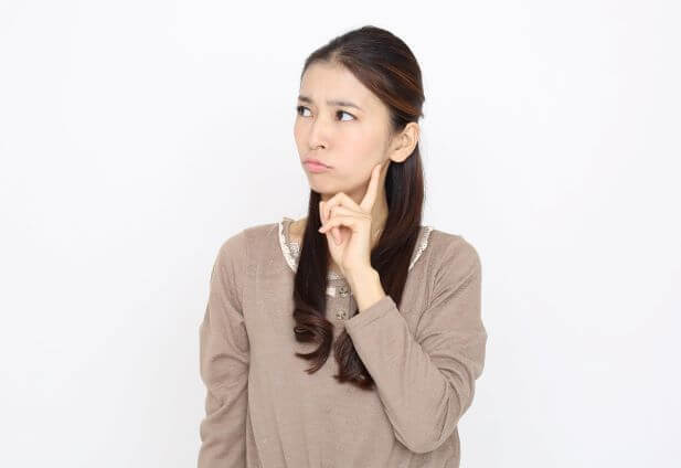 悩んでいる女性