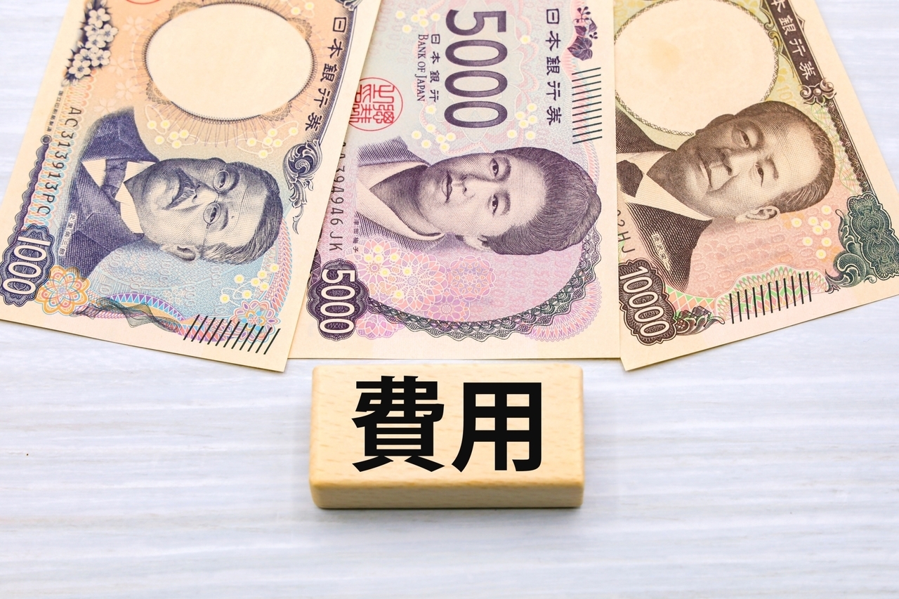 任意整理費用を心配する男女